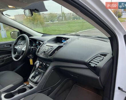 Форд Эскейп 2016 в Жмеренке на Automoto.ua Белый Форд Эскейп, объемом двигателя 2.5 л и пробегом 149 тыс. км за 10980 $, фото 17 на Automoto.ua