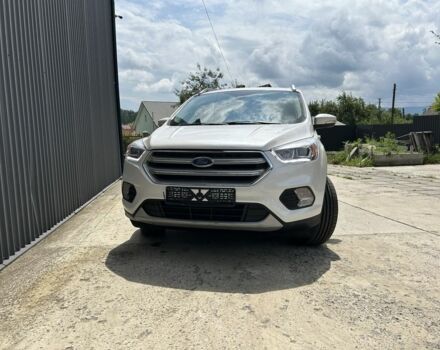 Белый Форд Эскейп, объемом двигателя 2 л и пробегом 216 тыс. км за 11900 $, фото 3 на Automoto.ua