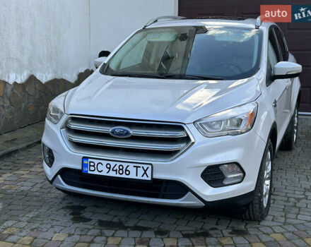 Белый Форд Эскейп, объемом двигателя 2 л и пробегом 217 тыс. км за 11900 $, фото 19 на Automoto.ua