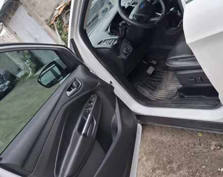 Белый Форд Эскейп, объемом двигателя 2 л и пробегом 180 тыс. км за 12000 $, фото 3 на Automoto.ua