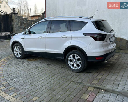 Белый Форд Эскейп, объемом двигателя 2 л и пробегом 217 тыс. км за 11900 $, фото 2 на Automoto.ua