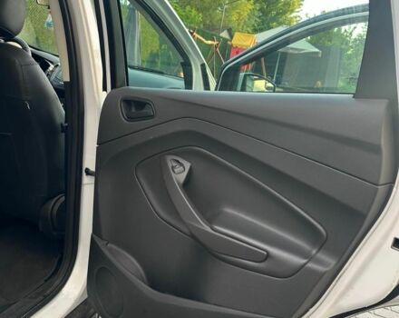 Белый Форд Эскейп, объемом двигателя 2.5 л и пробегом 240 тыс. км за 9800 $, фото 3 на Automoto.ua