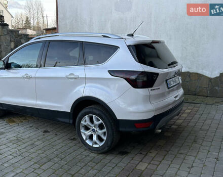 Белый Форд Эскейп, объемом двигателя 2 л и пробегом 217 тыс. км за 11900 $, фото 3 на Automoto.ua