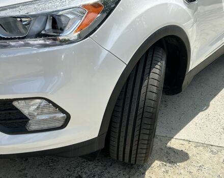 Белый Форд Эскейп, объемом двигателя 2 л и пробегом 216 тыс. км за 11900 $, фото 6 на Automoto.ua