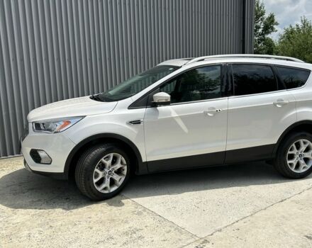 Белый Форд Эскейп, объемом двигателя 2 л и пробегом 216 тыс. км за 11900 $, фото 1 на Automoto.ua