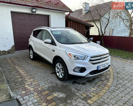 Белый Форд Эскейп, объемом двигателя 2 л и пробегом 217 тыс. км за 11900 $, фото 1 на Automoto.ua