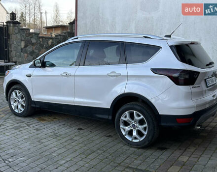 Белый Форд Эскейп, объемом двигателя 2 л и пробегом 217 тыс. км за 11900 $, фото 7 на Automoto.ua