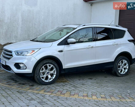 Белый Форд Эскейп, объемом двигателя 2 л и пробегом 217 тыс. км за 11900 $, фото 13 на Automoto.ua