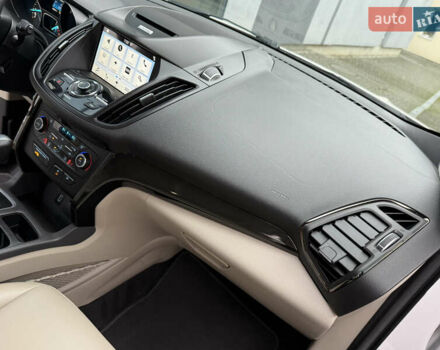 Белый Форд Эскейп, объемом двигателя 1.5 л и пробегом 169 тыс. км за 12900 $, фото 62 на Automoto.ua