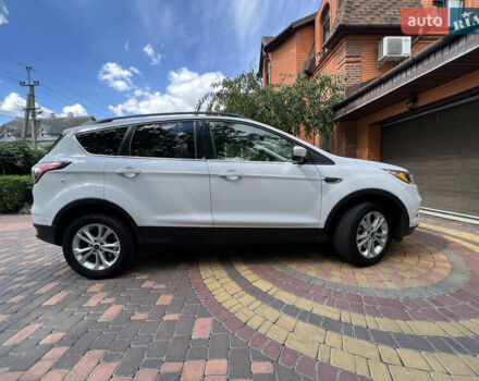 Белый Форд Эскейп, объемом двигателя 2 л и пробегом 175 тыс. км за 15600 $, фото 6 на Automoto.ua