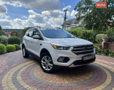 Белый Форд Эскейп, объемом двигателя 2 л и пробегом 175 тыс. км за 15600 $, фото 2 на Automoto.ua