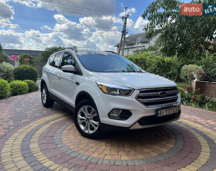 Белый Форд Эскейп, объемом двигателя 2 л и пробегом 175 тыс. км за 15600 $, фото 3 на Automoto.ua