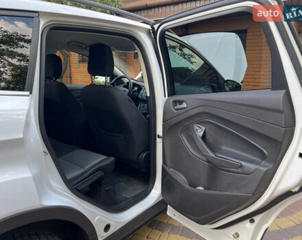 Белый Форд Эскейп, объемом двигателя 2 л и пробегом 175 тыс. км за 15600 $, фото 28 на Automoto.ua