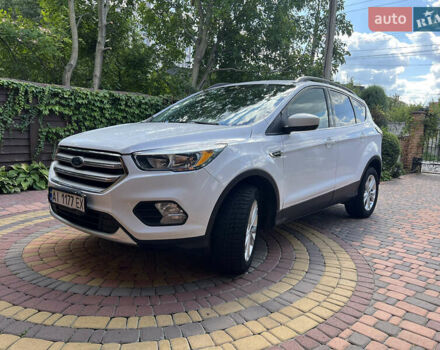 Белый Форд Эскейп, объемом двигателя 2 л и пробегом 175 тыс. км за 15600 $, фото 1 на Automoto.ua