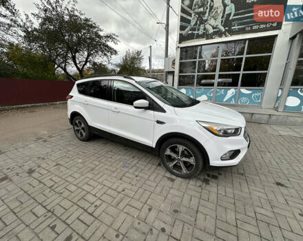 Белый Форд Эскейп, объемом двигателя 1.5 л и пробегом 95 тыс. км за 11500 $, фото 1 на Automoto.ua