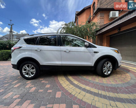 Белый Форд Эскейп, объемом двигателя 2 л и пробегом 175 тыс. км за 15600 $, фото 7 на Automoto.ua