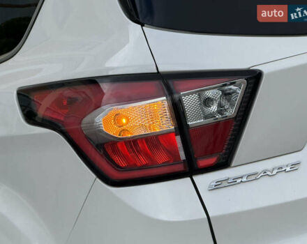 Белый Форд Эскейп, объемом двигателя 1.5 л и пробегом 130 тыс. км за 13400 $, фото 27 на Automoto.ua