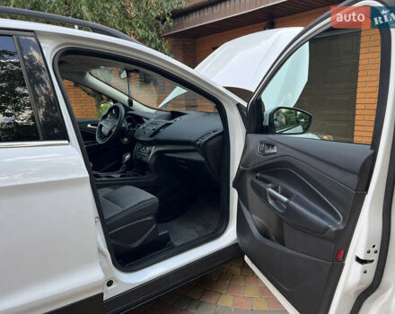 Белый Форд Эскейп, объемом двигателя 2 л и пробегом 175 тыс. км за 15600 $, фото 29 на Automoto.ua