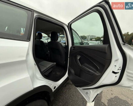 Белый Форд Эскейп, объемом двигателя 2.49 л и пробегом 131 тыс. км за 13300 $, фото 5 на Automoto.ua