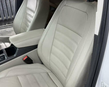 Белый Форд Эскейп, объемом двигателя 2 л и пробегом 69 тыс. км за 16300 $, фото 4 на Automoto.ua