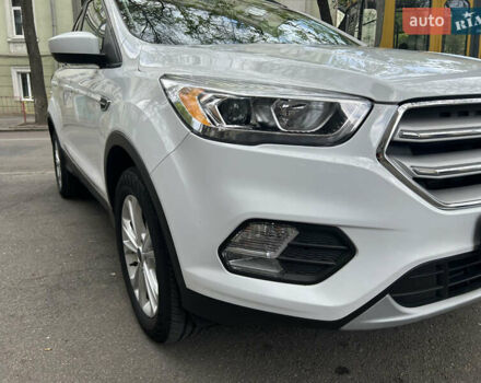 Белый Форд Эскейп, объемом двигателя 1.5 л и пробегом 34 тыс. км за 17500 $, фото 1 на Automoto.ua