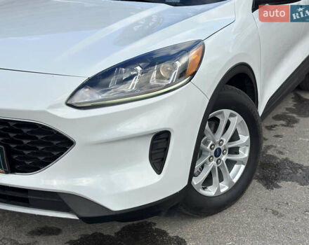 Белый Форд Эскейп, объемом двигателя 1.5 л и пробегом 110 тыс. км за 15999 $, фото 4 на Automoto.ua