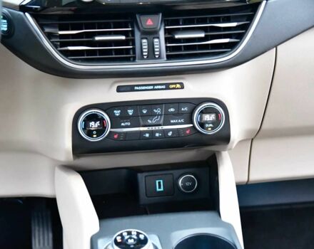 Белый Форд Эскейп, объемом двигателя 2 л и пробегом 81 тыс. км за 12900 $, фото 10 на Automoto.ua