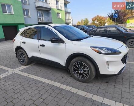 Белый Форд Эскейп, объемом двигателя 2.5 л и пробегом 166 тыс. км за 23900 $, фото 2 на Automoto.ua