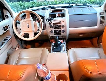 Белый Форд Эскейп, объемом двигателя 2.5 л и пробегом 290 тыс. км за 7500 $, фото 1 на Automoto.ua