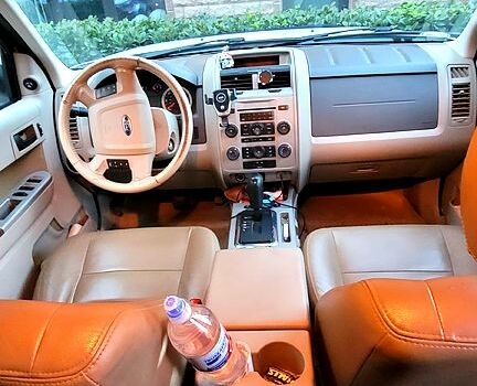 Белый Форд Эскейп, объемом двигателя 2.5 л и пробегом 290 тыс. км за 7500 $, фото 1 на Automoto.ua