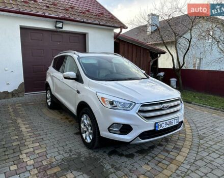 Белый Форд Эскейп, объемом двигателя 2 л и пробегом 217 тыс. км за 11900 $, фото 1 на Automoto.ua