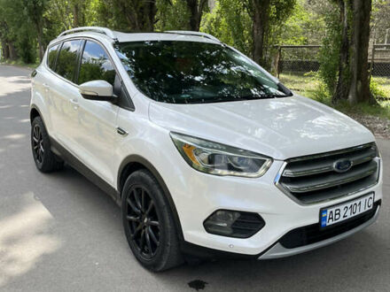 Белый Форд Эскейп, объемом двигателя 2 л и пробегом 124 тыс. км за 15300 $, фото 1 на Automoto.ua