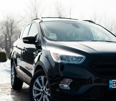 Черный Форд Эскейп, объемом двигателя 2 л и пробегом 112 тыс. км за 15400 $, фото 1 на Automoto.ua