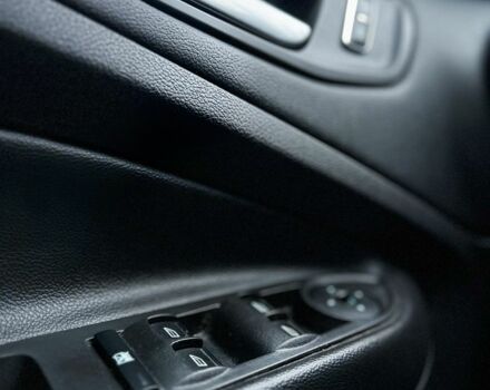 Красный Форд Эскейп, объемом двигателя 2 л и пробегом 160 тыс. км за 11250 $, фото 10 на Automoto.ua