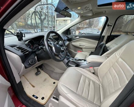 Красный Форд Эскейп, объемом двигателя 2 л и пробегом 146 тыс. км за 12000 $, фото 4 на Automoto.ua