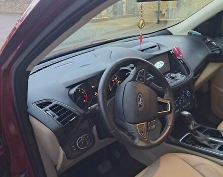 Красный Форд Эскейп, объемом двигателя 2 л и пробегом 61 тыс. км за 16350 $, фото 2 на Automoto.ua
