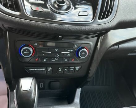 Красный Форд Эскейп, объемом двигателя 2 л и пробегом 155 тыс. км за 15200 $, фото 7 на Automoto.ua