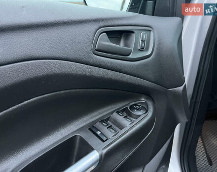 Серый Форд Эскейп, объемом двигателя 2.5 л и пробегом 184 тыс. км за 11500 $, фото 7 на Automoto.ua