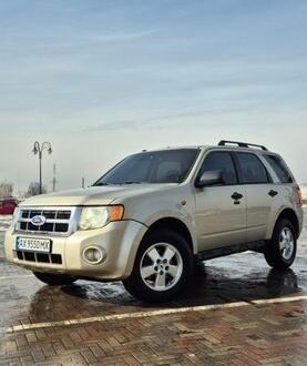 Серый Форд Эскейп, объемом двигателя 2.5 л и пробегом 289 тыс. км за 9500 $, фото 1 на Automoto.ua