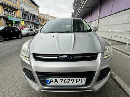 Форд Эскейп 2014 в Киеве на Automoto.ua Серый Форд Эскейп, объемом двигателя 2.49 л и пробегом 225 тыс. км за 11000 $, фото 1 на Automoto.ua