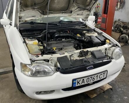 Белый Форд Эскорт, объемом двигателя 1.6 л и пробегом 375 тыс. км за 137000 $, фото 22 на Automoto.ua