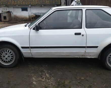 Белый Форд Эскорт, объемом двигателя 1.6 л и пробегом 300 тыс. км за 343 $, фото 2 на Automoto.ua