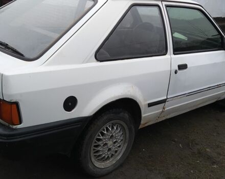 Белый Форд Эскорт, объемом двигателя 1.6 л и пробегом 300 тыс. км за 343 $, фото 5 на Automoto.ua