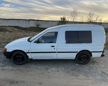 Белый Форд Эскорт, объемом двигателя 1.6 л и пробегом 300 тыс. км за 1200 $, фото 1 на Automoto.ua