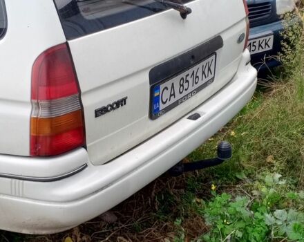 Белый Форд Эскорт, объемом двигателя 1.8 л и пробегом 250 тыс. км за 1500 $, фото 3 на Automoto.ua