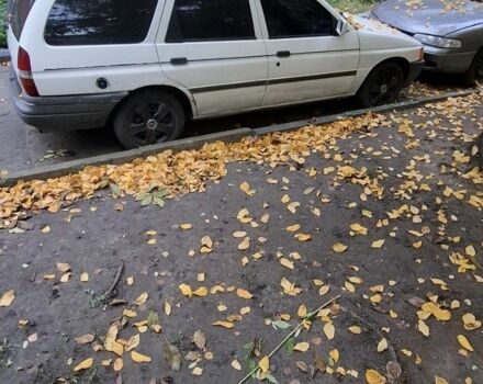 Белый Форд Эскорт, объемом двигателя 1.3 л и пробегом 200 тыс. км за 1200 $, фото 1 на Automoto.ua