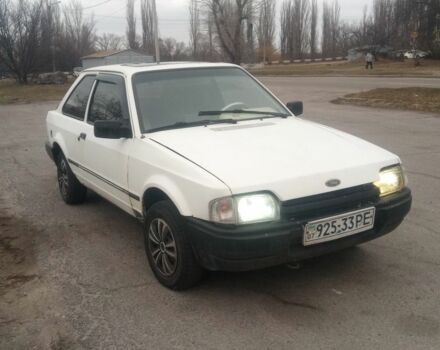 Белый Форд Эскорт, объемом двигателя 1.4 л и пробегом 300 тыс. км за 400 $, фото 1 на Automoto.ua