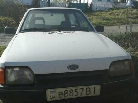 Белый Форд Эскорт, объемом двигателя 1.8 л и пробегом 300 тыс. км за 600 $, фото 1 на Automoto.ua