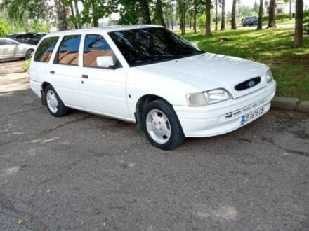 Форд Ескорт 1994 у Чернівцях на Automoto.ua Білий Форд Ескорт, об'ємом двигуна 1.4 л та пробігом 176 тис. км за 1750 $, фото 1 на Automoto.ua