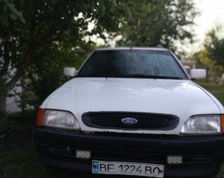 Белый Форд Эскорт, объемом двигателя 1.8 л и пробегом 396 тыс. км за 1400 $, фото 1 на Automoto.ua